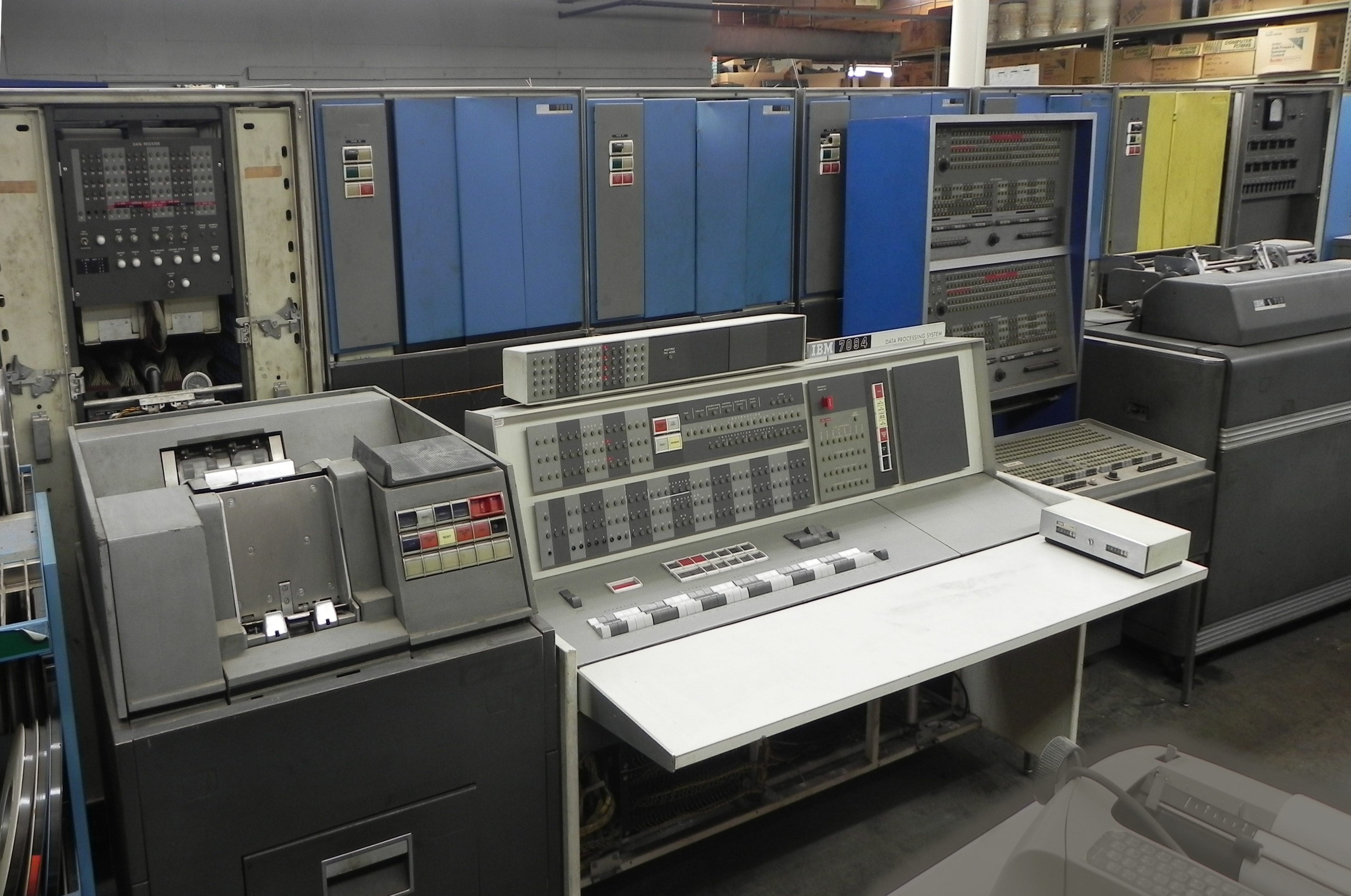 Станция первого поколения. IBM 7094 компьютер. Компьютере IBM 7090/7094.. ЭВМ IBM 7094. IBM 7090 ЭВМ.
